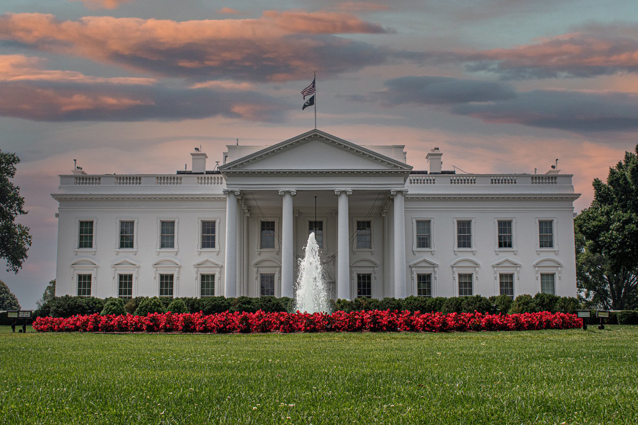 photo of the White House with fountain in foreground